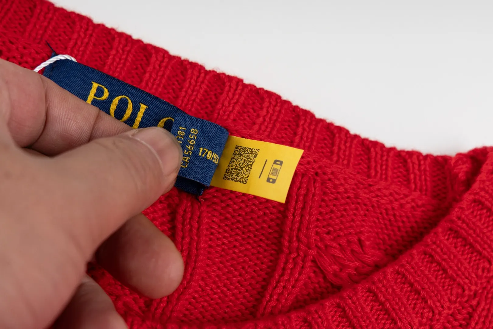 P220 #R91 RALPH LAUREN Ralph Lauren fourteen colors classic small label embroidery round neck pullover cable cardigan sweater men's top, high-density LOGO embroidery on the chest, original customization of tag accessories. Made of pure cotton yarn, pure cotton is skin-friendly and comfortable, small label war horse embroidered twist button round neck sweater 🐎 high quality, follow the blogger to learn how to wear it! Let’s buy a Ralph Lauren cable sweater. It’s a super hard-to-find series after it became popular. It’s hard to find one on the official website. It’s simple and practical to wear, with a lazy and loose feel. The thickened fabric has more texture, feels soft and delicate, and has a loose fit. Whether worn alone or layered, you can wear different styles of fashion with just one piece!   Size：XS S M L Sleeve length: 59/60/61/62/63